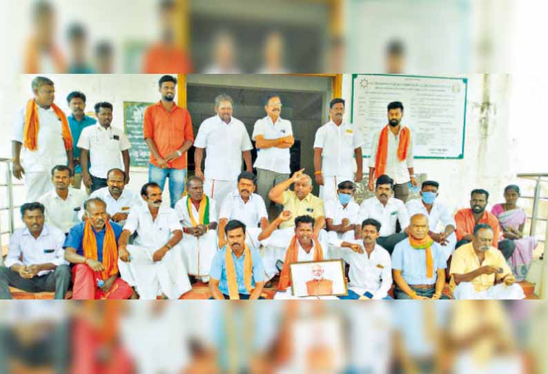 பிரதமர் மோடியின் படம் வைக்கக்கோரி யூனியன் அலுவலகம் முன்பு பா.ஜ.க.வினர் தர்ணா