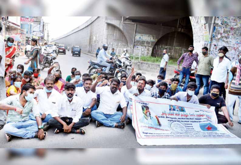 சுடுகாட்டிற்கு சாலை கேட்டு கிராம மக்கள் திடீர் மறியல் போலீசாருடன் வாக்குவாதத்தில் ஈடுபட்டதால் பரபரப்பு