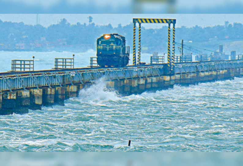 நிவர் புயல் காரணமாக பாம்பனில் கடல் சீற்றம் - கரையோர வீடுகள் சேதம்