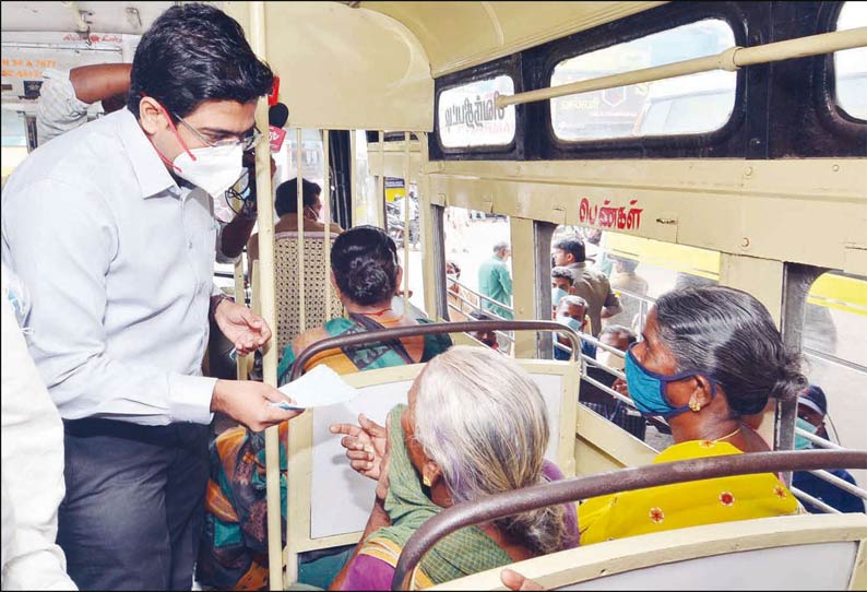 ‘முககவசம் அணிந்து சமூக இடைவெளியை பின்பற்றுங்கள்’ ஓடும் பஸ்சில் பயணிகளிடம் விழிப்புணர்வு ஏற்படுத்திய கலெக்டர் - அரசு ஆஸ்பத்திரியிலும் ஆய்வு செய்தார்