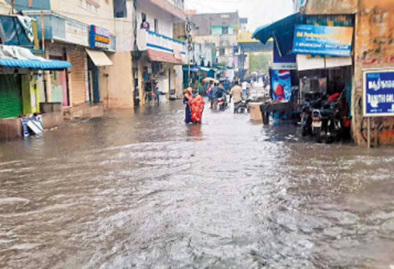 சென்னை புறநகரில் 10 ஆயிரம் வீடுகளில் மழைநீர் சூழ்ந்தது - பொதுமக்கள் கடும் பாதிப்பு