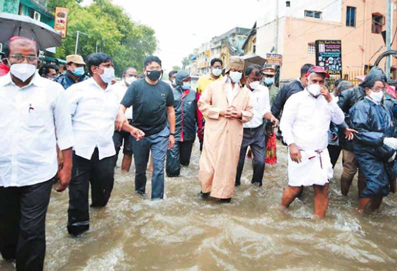 கொட்டும் மழைக்கு மத்தியில் மக்களை சந்தித்த மு.க.ஸ்டாலின் - உணவு பொருட்களை வழங்கினார்