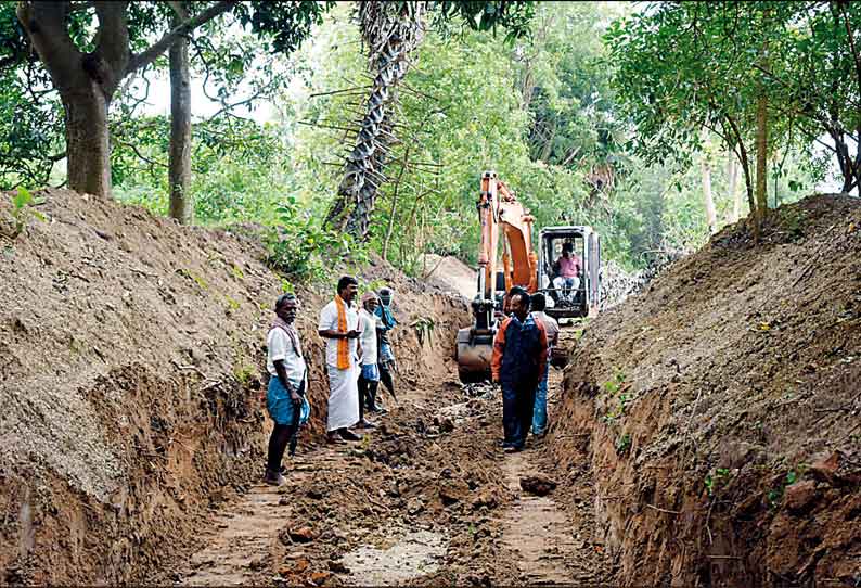 விழுப்புரம் அருகே பாசன வாய்க்காலை சொந்த செலவில் தூர்வாரிய விவசாயிகள்