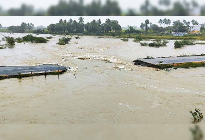 ஊத்துக்கோட்டையில், வெள்ளத்தில் அடித்து செல்லப்பட்ட தரைப்பாலம் - பொதுமக்கள் அவதி