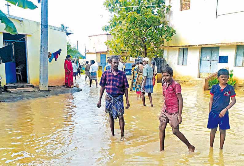 சோழவந்தான் பகுதியில் வீடுகளை சுற்றி மழைநீர் தேங்கியதால் மக்கள் அவதி