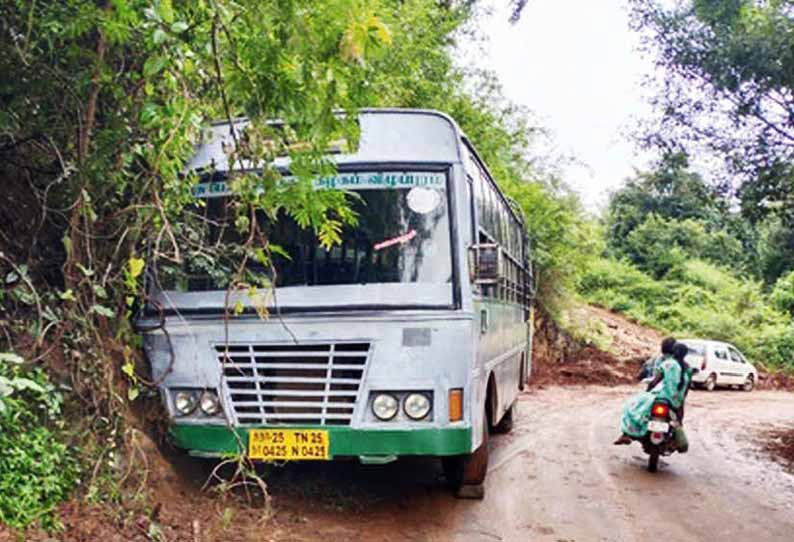 கல்வராயன்மலையில் சேற்றில் சிக்கிய அரசு பஸ் மண்மேட்டில் மோதி விபத்து