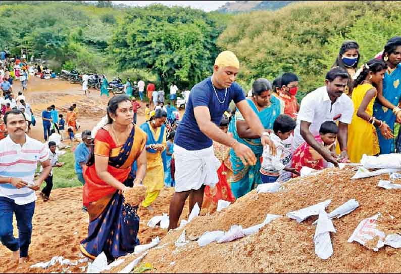 நரசிங்கம்பட்டி பெருமாள் மலையில் மணலை அள்ளி போட்டு பக்தர்கள் வினோத வழிபாடு