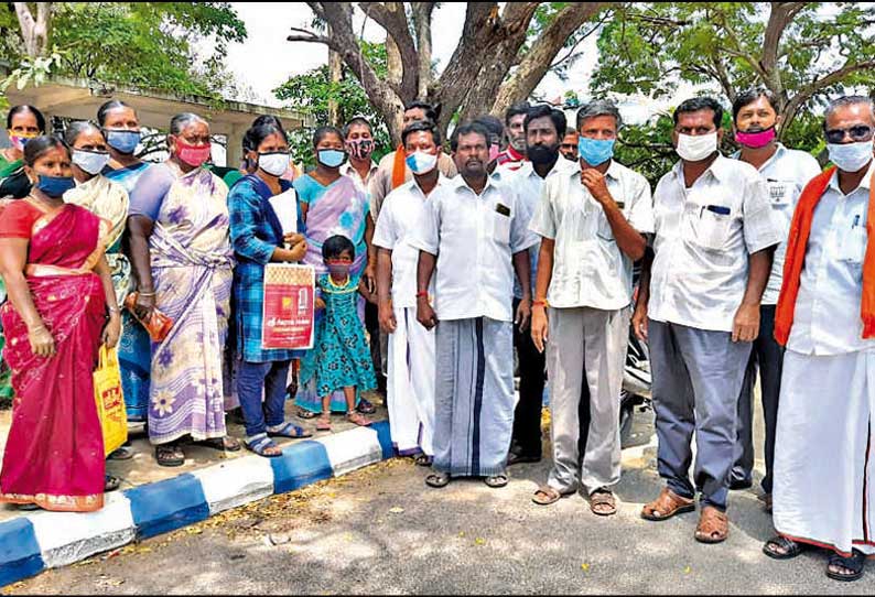 வீடுகளை இடிக்கப்போவதாக அதிகாரிகள் மிரட்டல் கலெக்டர் அலுவலகத்தில் கிராம மக்கள் புகார்