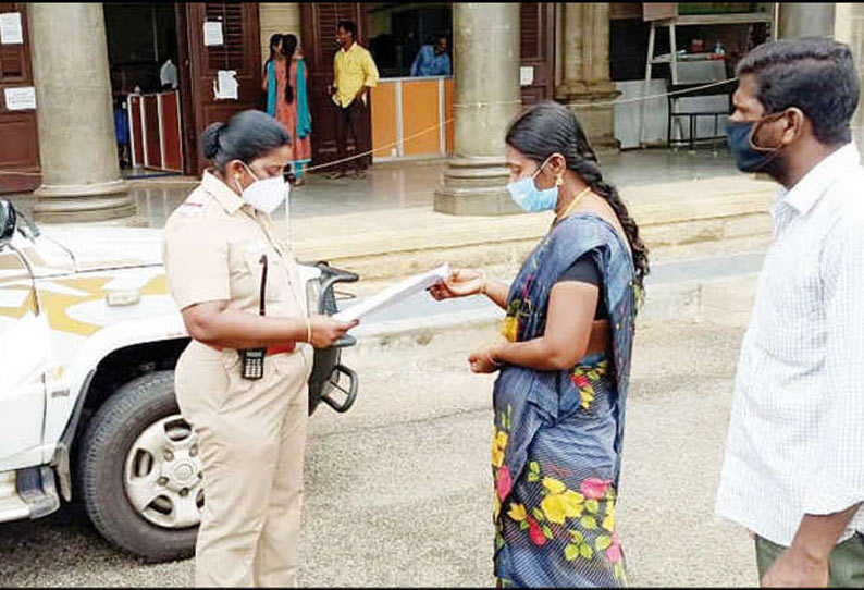 புதுக்கோட்டை கலெக்டர் அலுவலக வளாகத்தில் தீக்குளிக்க முயன்ற பெண்ணால் பரபரப்பு