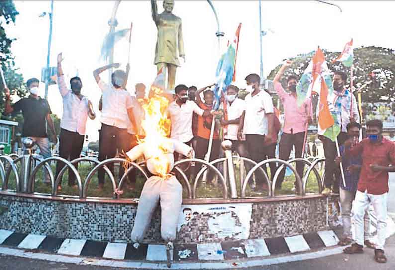 புதுச்சேரியில் காங்கிரஸ் கட்சியினர் போராட்டம்