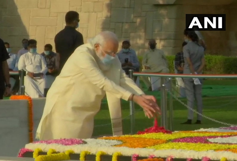 மகாத்மா காந்தியின் பிறந்தநாளையொட்டி அவரது நினைவிடத்தில் பிரதமர் மோடி மலர்தூவி மரியாதை