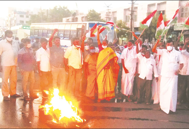 ராகுல்காந்தி கைது செய்யப்பட்டதை கண்டித்து காங்கிரஸ் கட்சியினர் மறியல் போராட்டம் ஜோதிமணி எம்.பி. கைது