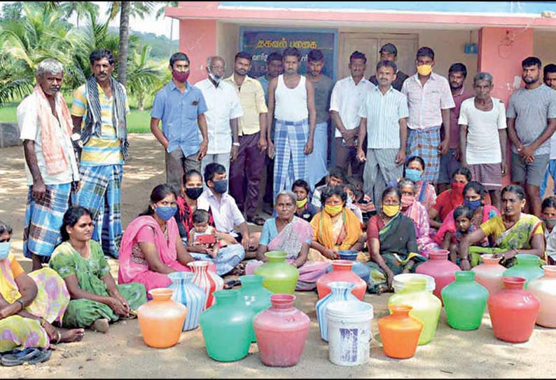 குடிநீர் கேட்டு காலிக்குடங்களுடன் ஊராட்சி மன்ற அலுவலகத்தை முற்றுகையிட்ட பொதுமக்கள்