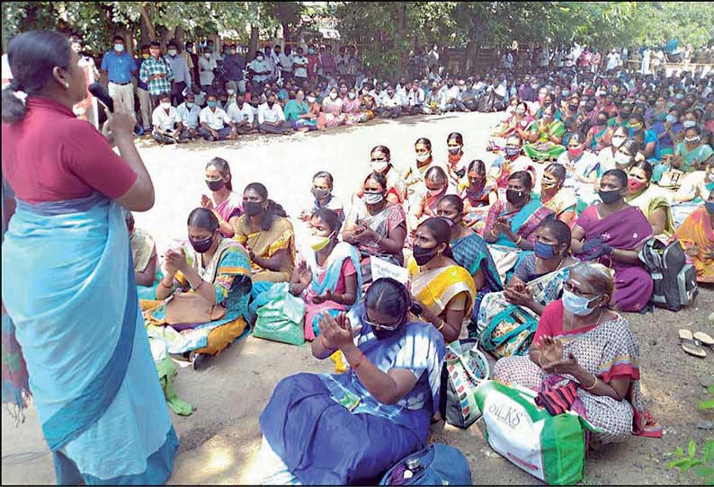 தர்மபுரியில் பட்டதாரி ஆசிரியர்கள் காத்திருப்பு போராட்டம் தடையை மீறியதாக 300 பேர் கைது