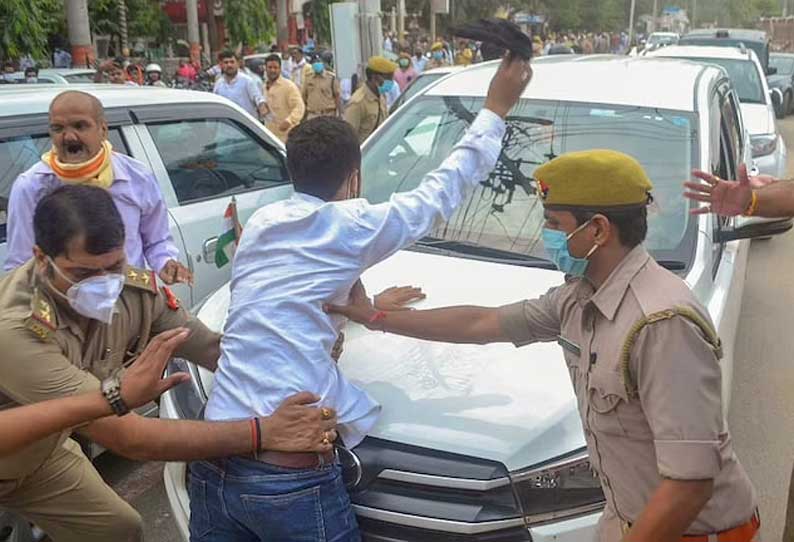 வாரணாசியில் மத்திய மந்திரி காரை மறித்து காங்கிரசார் போராட்டம்