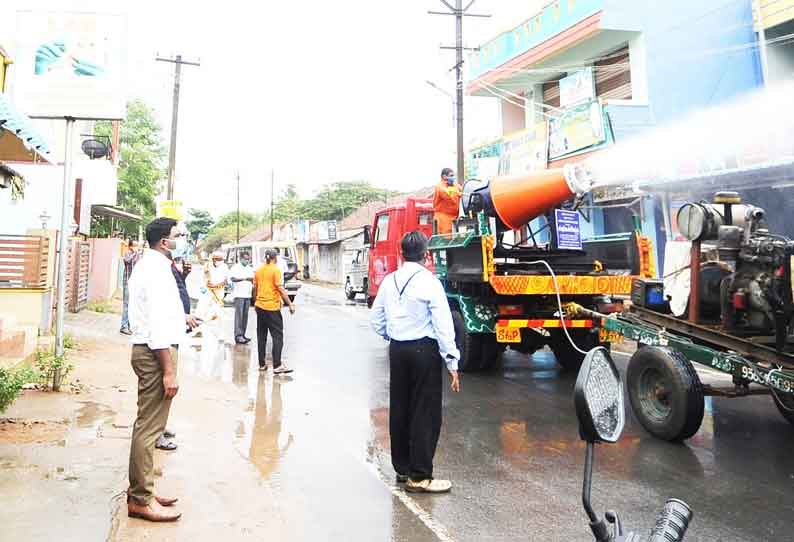 அதிகரித்து வரும் கொரோனா பரவல் வீதிகளில் கிருமி நாசினி தெளிப்பு