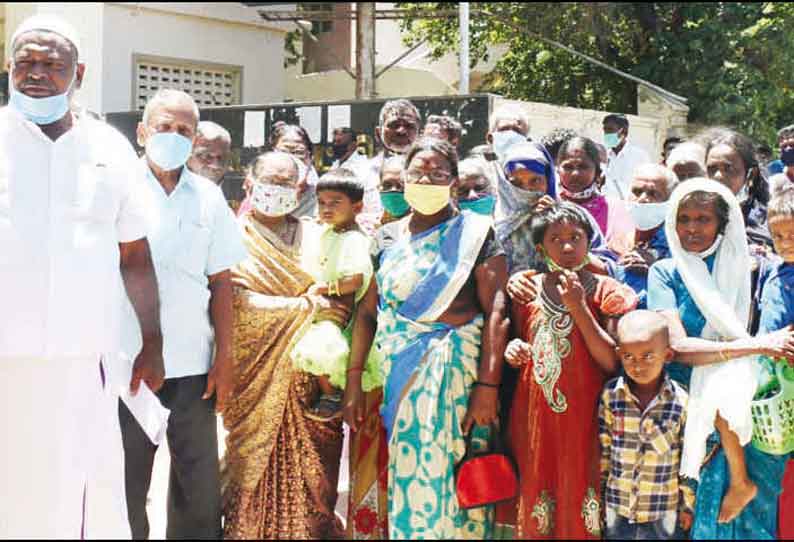 நெல்லை அருகே செயல்படும் கல்குவாரிகளின் உரிமத்தை ரத்து செய்ய வேண்டும் கலெக்டரிடம், கிராம மக்கள் மனு