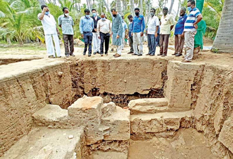 கீழடியில் அகழாய்வு நடந்த இடத்தை மதுரை ஐகோர்ட்டு நீதிபதிகள் கிருபாகரன், வைத்தியநாதன் பார்வையிட்டனர்