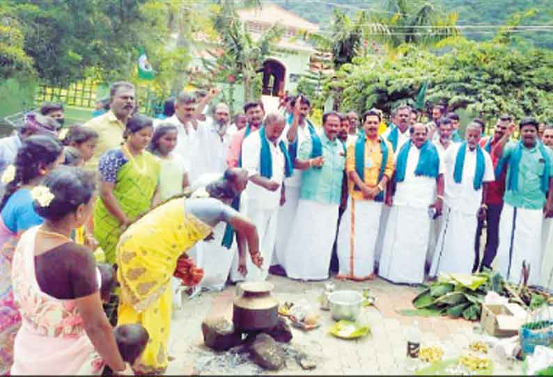 முல்லைப்பெரியாறு அணையில் தண்ணீர் திறந்து 125-வது ஆண்டு நிறைவு: விவசாயிகள் பொங்கல் வைத்து மரியாதை