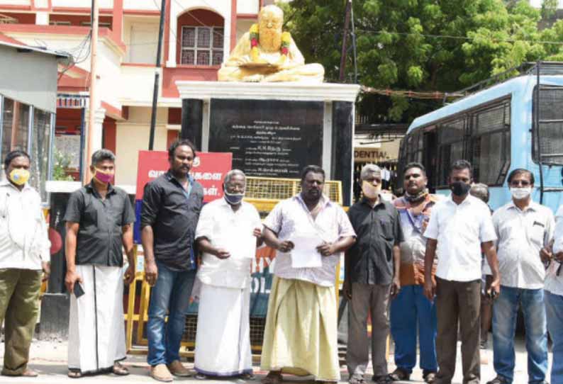 மாவட்டத்தில், பெரியார் சிலைகளுக்கு இரும்பு கூண்டு அமைப்பு - தி.க.வினர் எதிர்ப்பு தெரிவித்ததால் பரபரப்பு