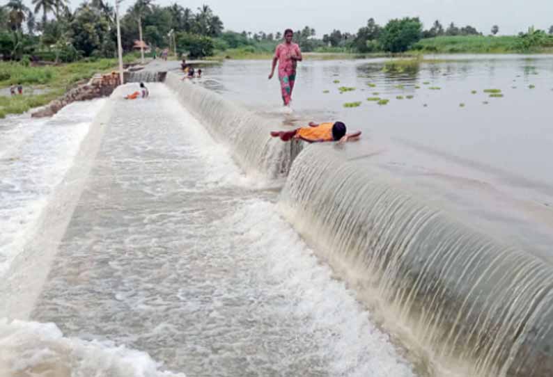 தேவூரில் கனமழை சரபங்கா ஆற்றில் வெள்ளப்பெருக்கு