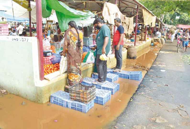 புதிய தார் சாலை அமைத்தும் தற்காலிக காய்கறி மார்க்கெட்டில் மீண்டும் மழைநீர் தேங்கியது