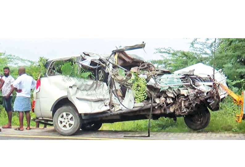 மாமல்லபுரம் அருகே வேன்-கார் மோதல்; 4 பேர் சாவு - கோவிலுக்கு சென்றபோது பரிதாபம்