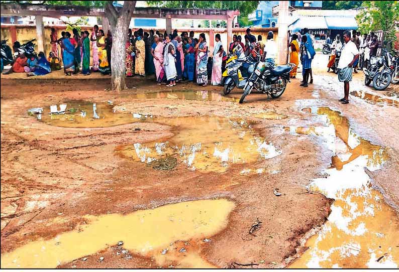 மருத்துவமனையில் தேங்கும் மழை நீரால் டெங்கு அபாயம்