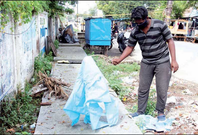 சேலம் லீ பஜார் பகுதியில் சாக்கடை கால்வாயில் கொரோனா கவச உடை வீசியது யார்? அதிகாரிகள் விசாரணை