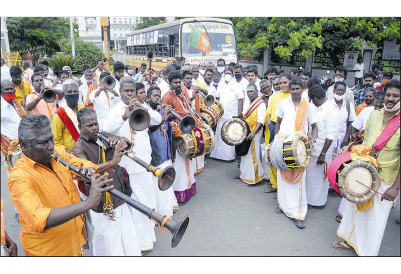 கோவில் திருவிழாக்களில் நிகழ்ச்சி நடத்த நாட்டுப்புற கலைஞர்களுக்கு அனுமதி வழங்க வேண்டும் - கலெக்டர் அலுவலகத்தில் மனு