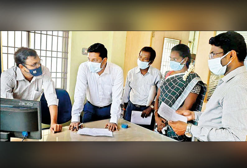 தியாகதுருகத்தில் தேசிய வங்கியில் கலெக்டர் கிரண்குராலா திடீர் ஆய்வு கிசான் திட்ட முறைகேடு நடவடிக்கை குறித்து அதிகாரியிடம் கேட்டறிந்தார்