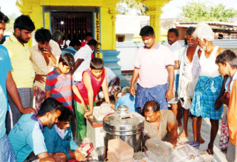 வேலூர் அருகே, கோவில் உண்டியலை உடைத்து ரூ.50 ஆயிரம் திருட்டு - மர்ம நபர்களுக்கு போலீஸ் வலைவீச்சு