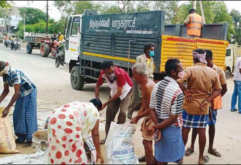 மேலப்பாளையம் சந்தையில் ஆடு, கோழி விற்பனை செய்ய வந்த வியாபாரிகளுக்கு அபராதம் விதிப்பு