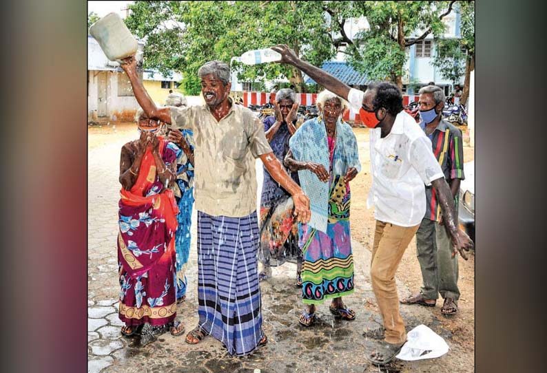 பூர்வீக வீடு இடிக்கப்பட்டதால் விரக்தி: மாற்றுத்திறனாளி குடும்பத்துடன் தீக்குளிக்க முயற்சி