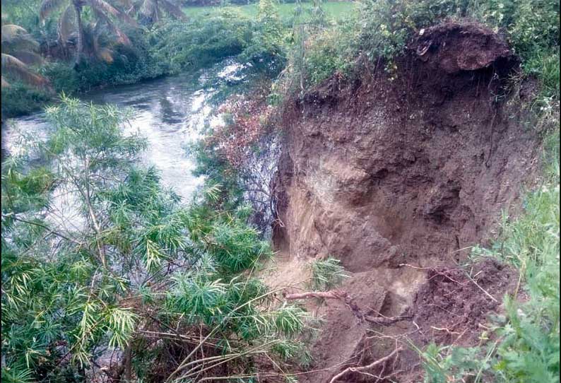 கம்பம் அருகே முல்லைப் பெரியாற்றங்கரையில் மண்சரிவு வயல்களுக்கு தண்ணீர் கொண்டு செல்வதில் சிக்கல்