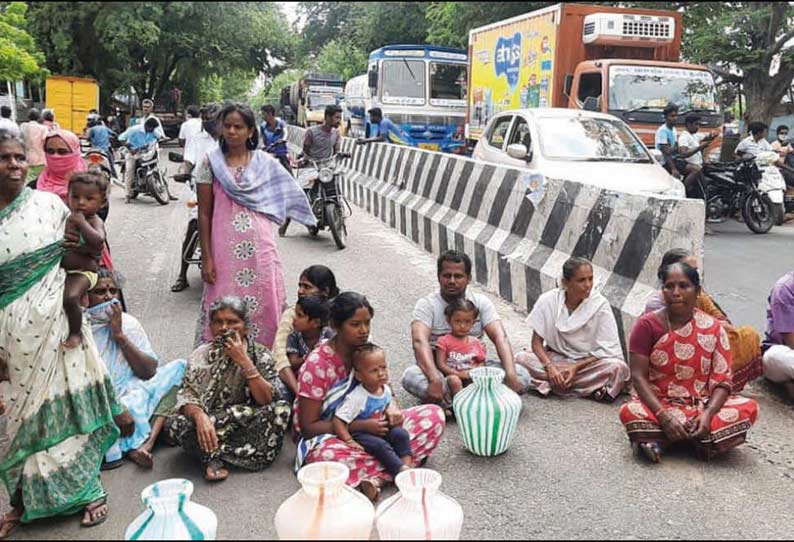 மணப்பாறையில் குடிநீர் கேட்டு காலிக்குடங்களுடன் பொதுமக்கள் சாலை மறியல்