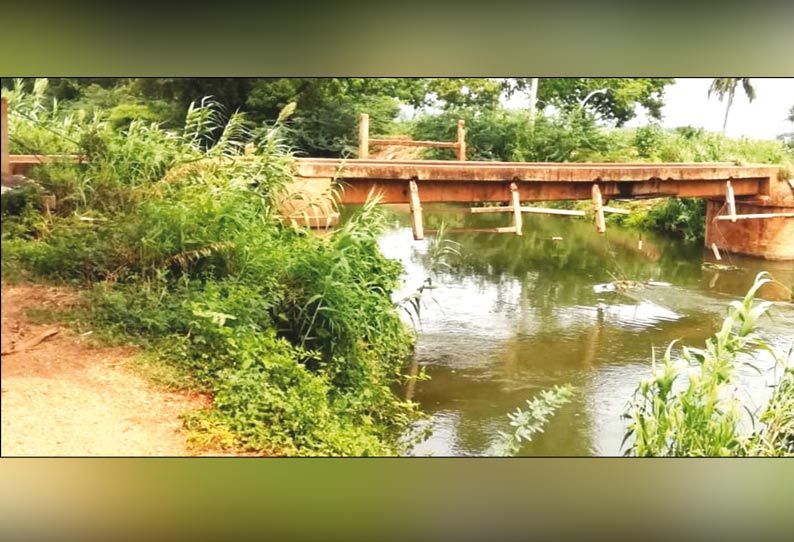 குளித்தலை அருகே  வாய்க்கால் நடைபாலத்தின் இருபுறமும் தடுப்புகள் அமைக்கப்படுமா? பொதுமக்கள் எதிர்பார்ப்பு