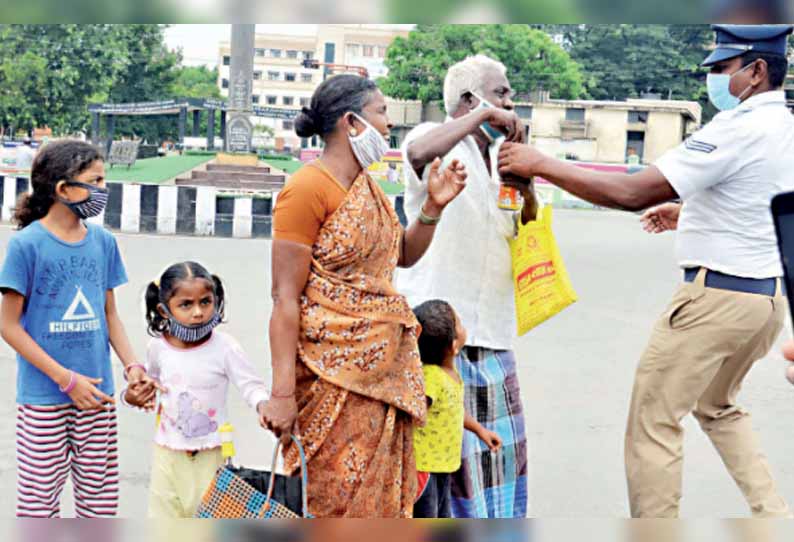 சேலம் கலெக்டர் அலுவலகத்தில் பரபரப்பு: மாற்றுத்திறனாளி உள்பட 8 பேர் தீக்குளிக்க முயற்சி