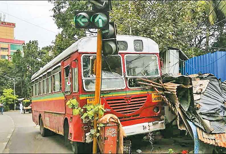 ஓடும் பஸ்சில் டிரைவருக்கு திடீர் நெஞ்சுவலி அதிர்ஷ்டவசமாக பயணிகள் உயிர் தப்பினர்