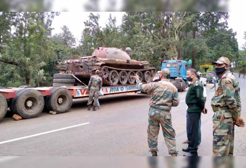 கூடலூர் - ஊட்டி மலைப்பாதையில் பழமையான ராணுவ பீரங்கியை கொண்டு செல்வதில் சிக்கல்