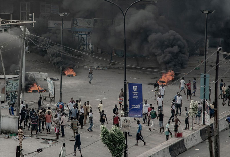 நைஜீரியாவில் போராட்டத்தில் ஈடுபட்டவர்கள் மீது போலீஸ் துப்பாக்கிச்சூடு: 12 பேர் உயிரிழப்பு