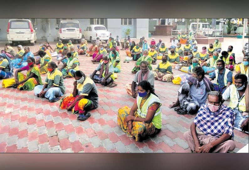 திருப்பூர் மாநகராட்சி அலுவலகத்தில் துப்புரவு தொழிலாளர்கள் காத்திருப்பு போராட்டம் - சம்பளம் வழங்கக்கோரி நடந்தது