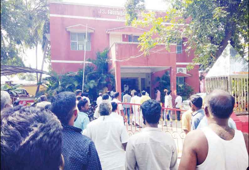 ஒடுகத்தூர் அருகே வெல்டிங் கடை உரிமையாளர் மீது தாக்குதல் 2 பேர் கைது