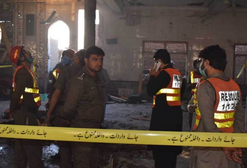 At least 7 killed, 70 injured in blast at seminary in Peshawar's Dir  Colony: Pakistan Media || பாகிஸ்தானில் குண்டுவெடிப்பு: 7 பேர் பலி