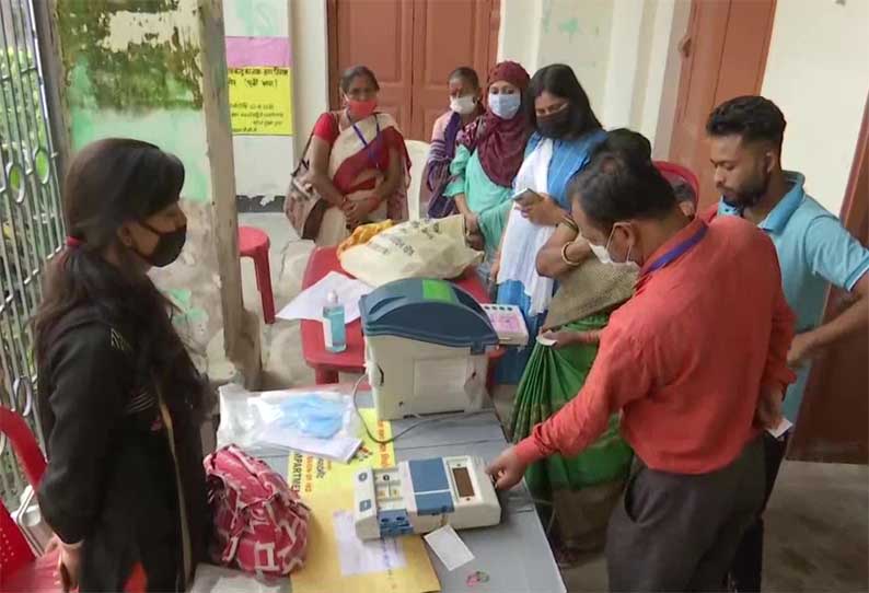 பீகார் சட்ட சபை தேர்தல்- முதல் கட்ட வாக்குப்பதிவு தொடங்கியது