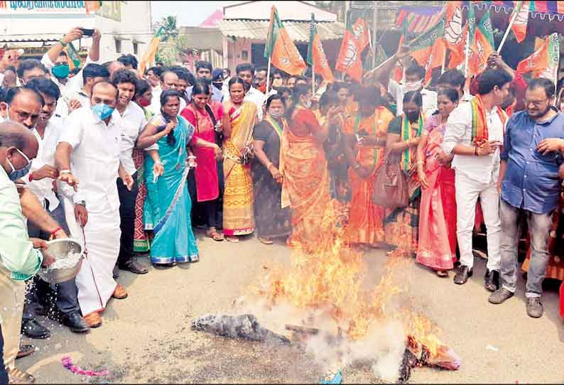 திருமாவளவனை கண்டித்து பா.ஜ.க. மகளிர் அணியினர் ஆர்ப்பாட்டம்; உருவபொம்மை எரிப்பு