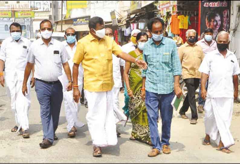 குண்டும், குழியுமான சாலைகளை சீரமைக்க நடவடிக்கை தோப்பு என்.டி.வெங்கடாசலம் எம்.எல்.ஏ. பார்வையிட்டார்