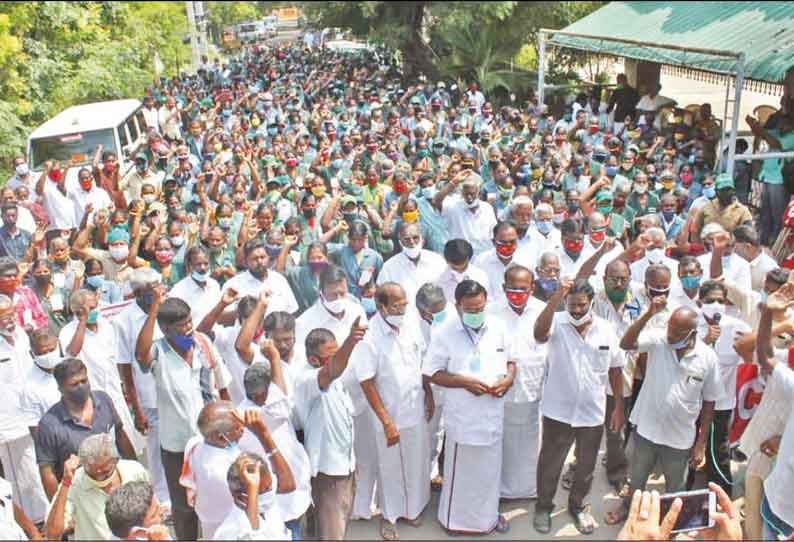 சட்டமன்றத்தில் அறிவிக்கப்பட்ட ஊதிய உயர்வு வழங்கக்கோரி தூய்மை பணியாளர்கள் ஆர்ப்பாட்டம் எம்.பி.க்கள் பங்கேற்பு