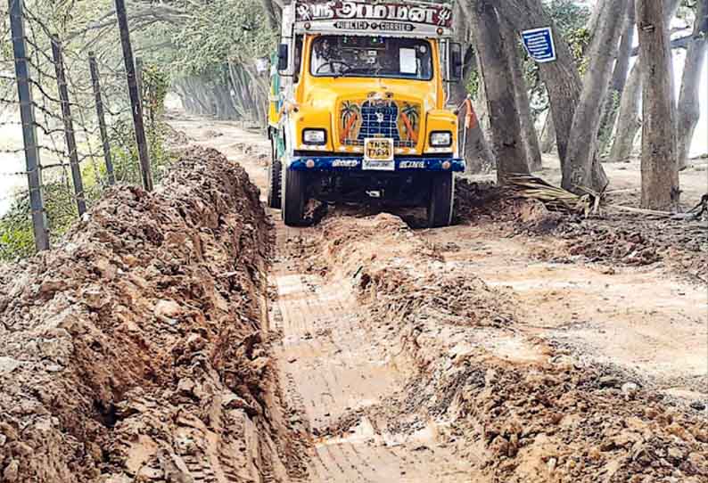 வேல்ராம்பட்டு ஏரியில் வண்டல் மண் எடுக்கும் பணி மும்முரம் - லாரிகள் செல்வதால் சிதைந்துபோன சாலை