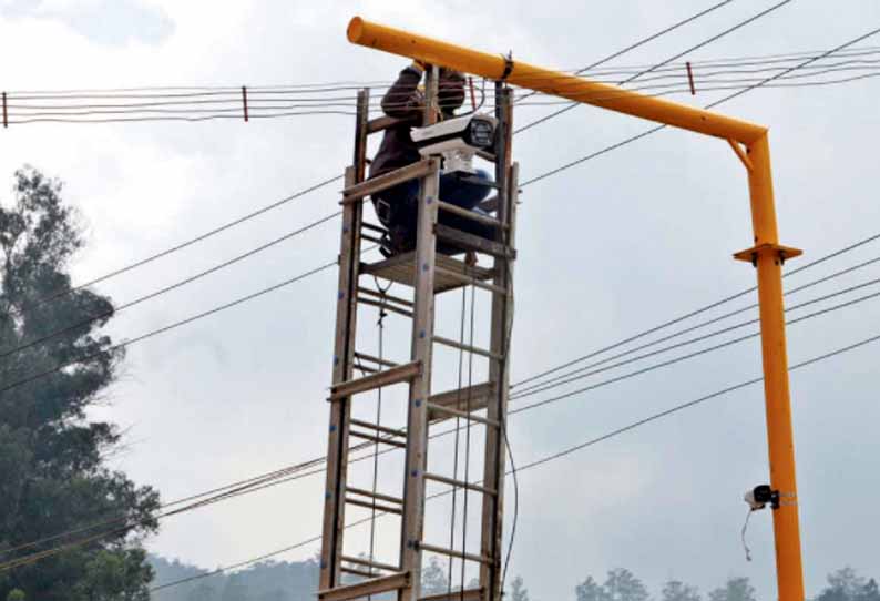 ஊட்டி சேரிங்கிராசில் போக்குவரத்து விதிமீறல்களை கண்காணிக்க நவீன கேமராக்கள் பொருத்தம்